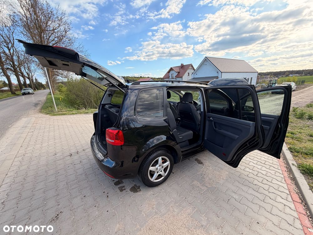 Volkswagen Touran - 11