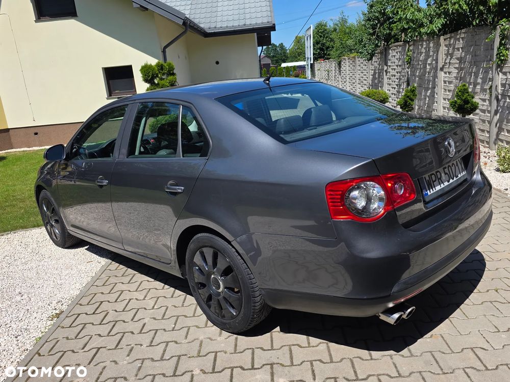 Volkswagen Jetta - 2