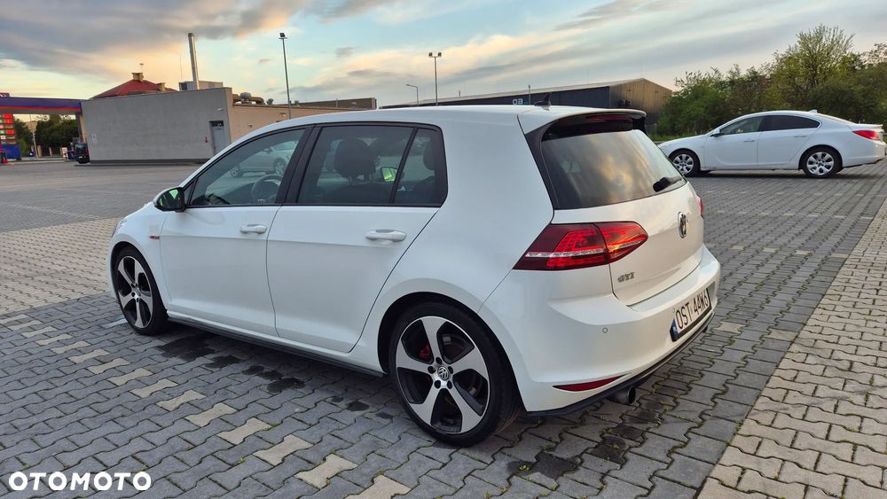 Volkswagen Golf - 1