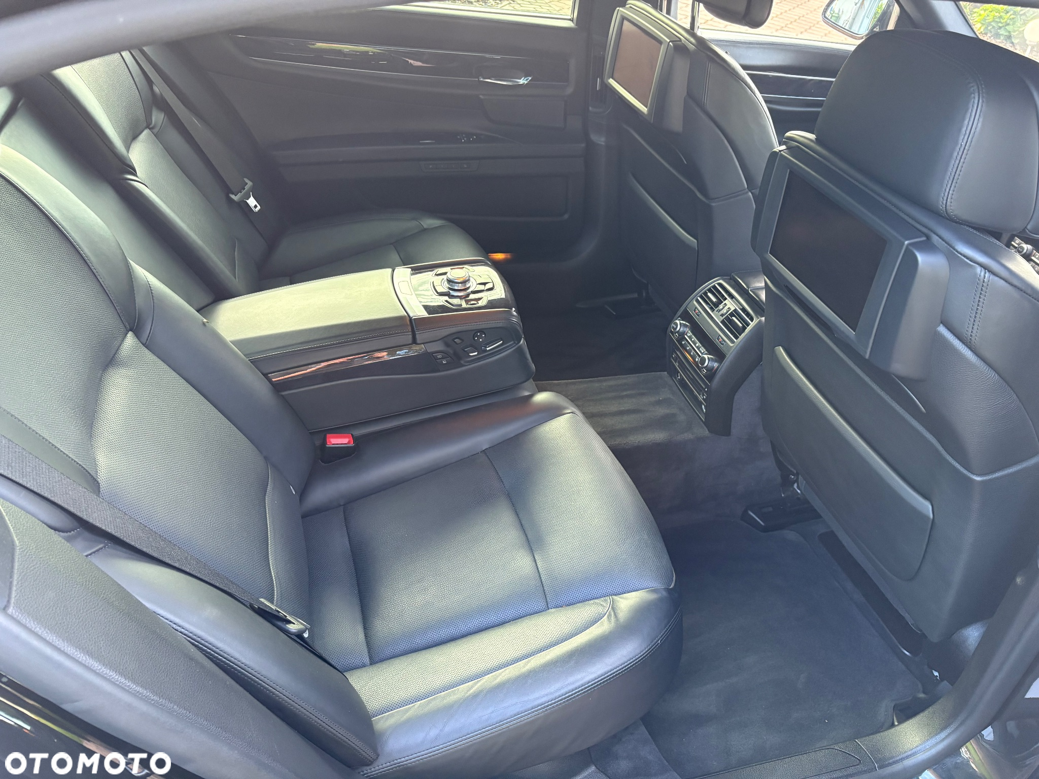 BMW Seria 7 750i L xDrive - 25