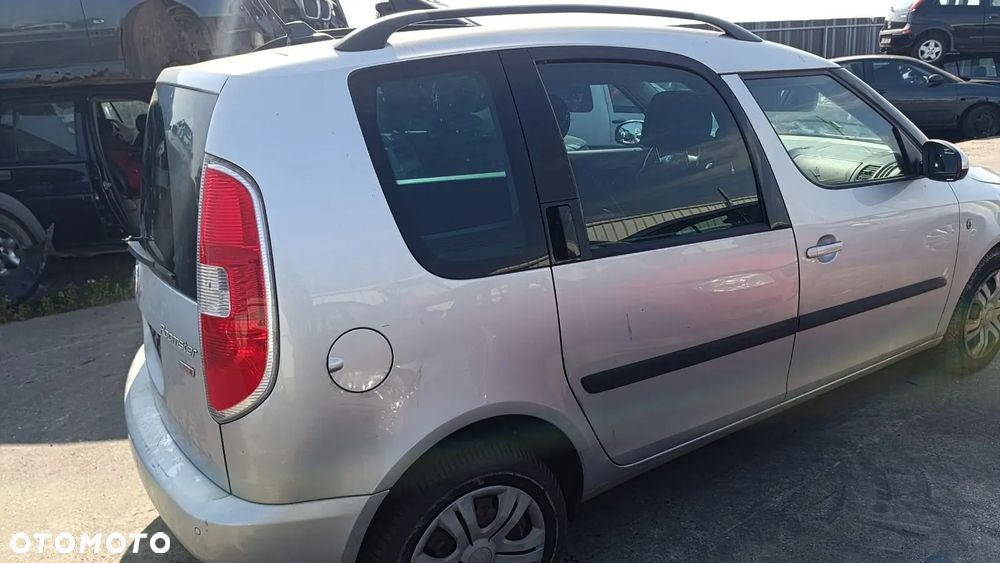 35486 skoda roomster fl na części 1.6 TDI CAYC 105 km skrzynia MZL lakier LA7W - 11
