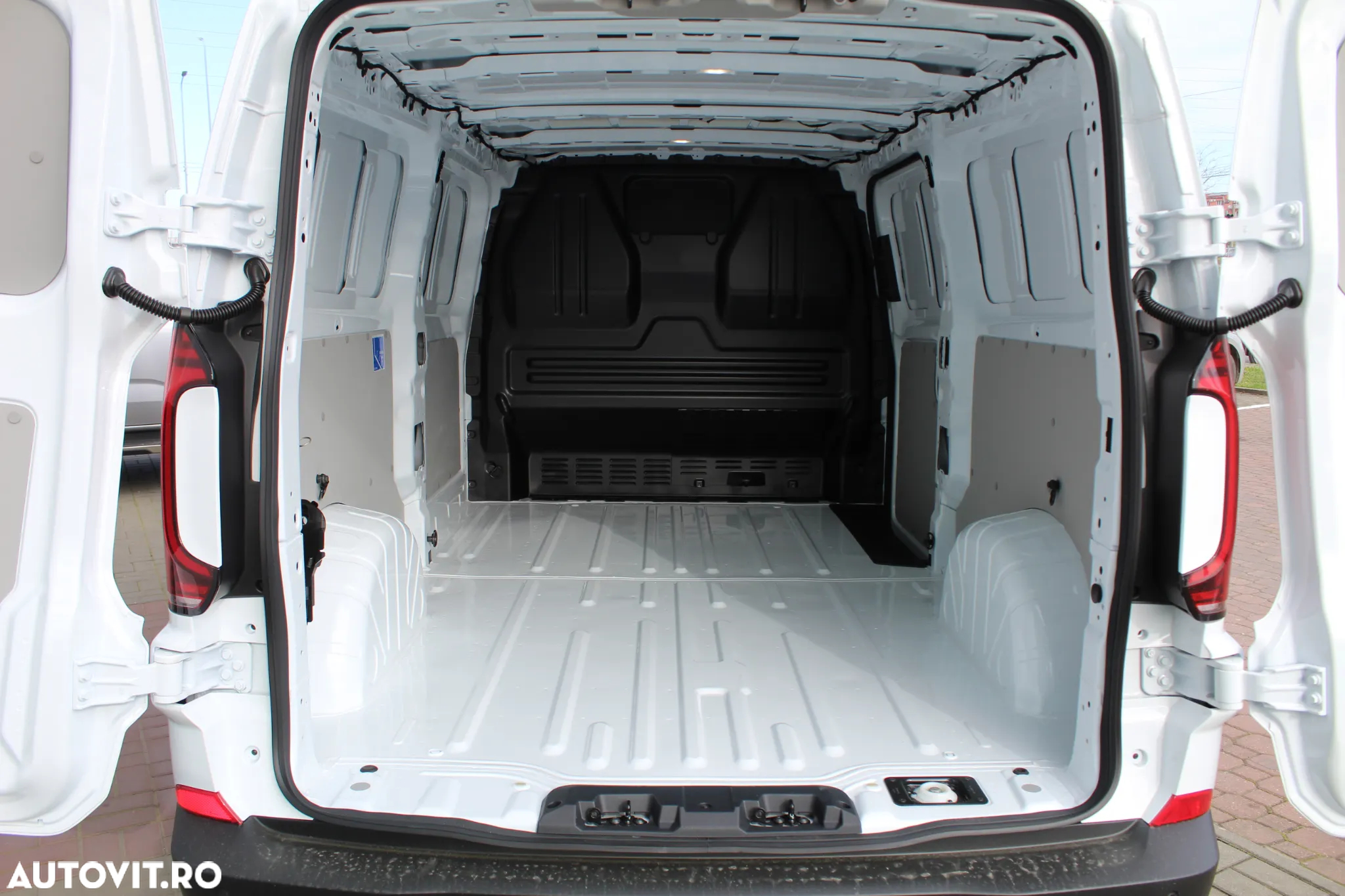 Volkswagen T7 Furgon LR 2.0 TDI 81 kW, 2025 - 9
