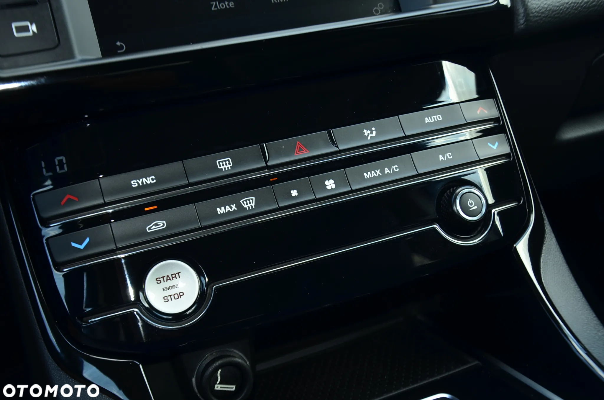 Jaguar XE 2.0 D Prestige - 28
