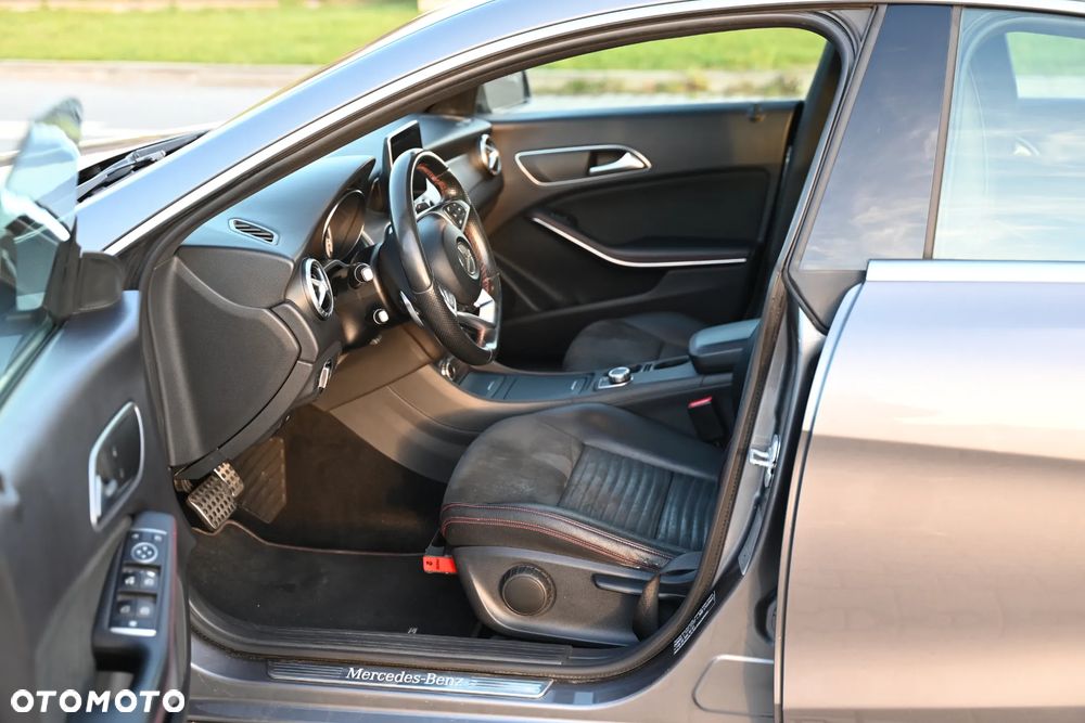 Mercedes-Benz CLA 200 7G-DCT AMG Line - 11