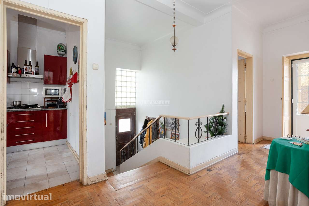 Apartamento T2 inserido no 1º andar de uma moradia bi familiar situada - Grande imagem: 2/25