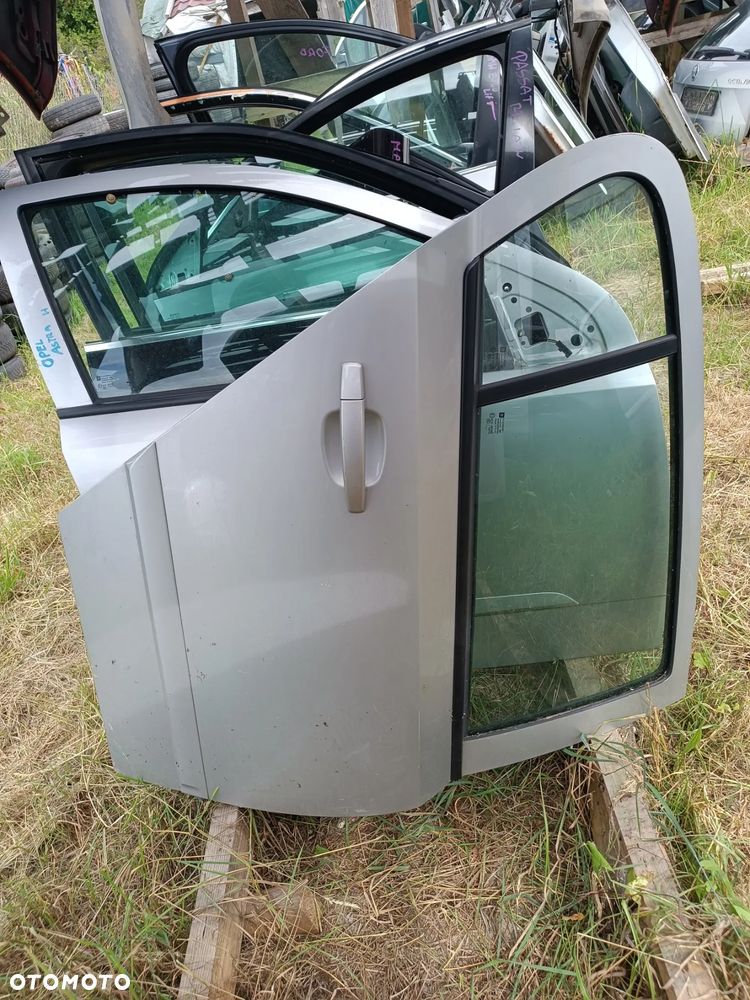 OPEL ASTRA H 2004R DRZWI TYŁ TYLNE  PRAWE HB SREBRNE - 2