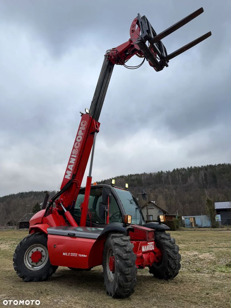 Manitou MLT523  Ładowarka teleskopowa 5m Wysięg 2,3 tony udzwig. Posuw wideł Hydrauliczny oraz rozsuwanie wideł hydr. Szybko-złącze hydrauliczne. 2x kamera PERKINS silnik TURBO  z Komuny Norweskiej! Jak Nowa 4287 mtg Zero luzów wycieków SERWISOWANA w  DEKRA.  Opony jak Nowe. Napęd 4x4 Hydrostatic REWERS - 4