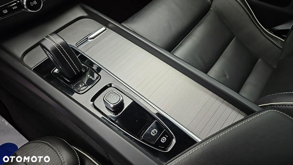Volvo XC 60 B5 D AWD Ultimate Dark - 19