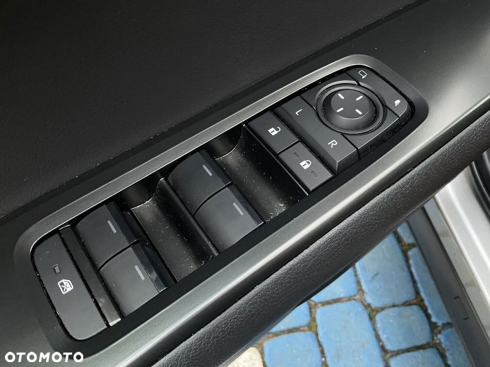 Lexus UX 300h F Sport Design AWD - 18