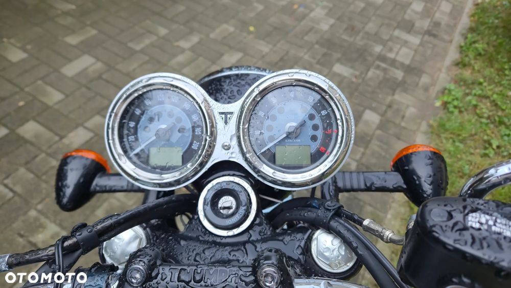 Triumph Bonneville - 4