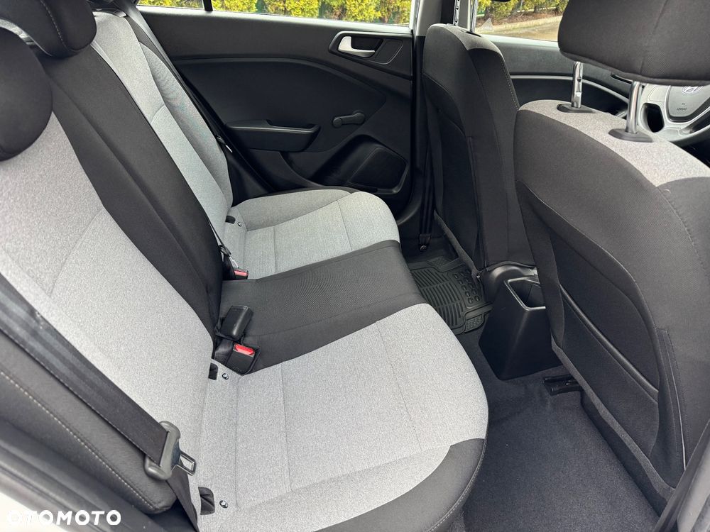 Hyundai i20 1.1 CRDi YES Silver - 11