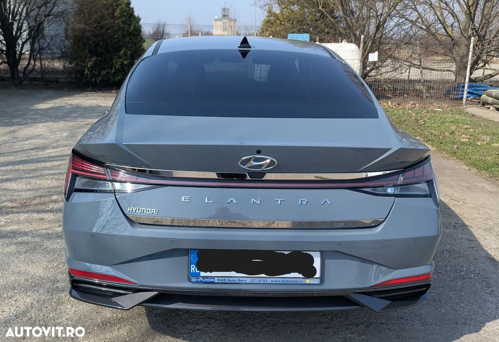 Hyundai Elantra 1.6 l 123 CP CVT Highway - 14