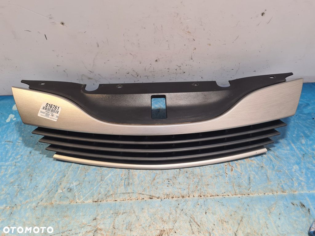 ATRAPA / GRILL 8200012581  RENAULT LAGUNA II - 1