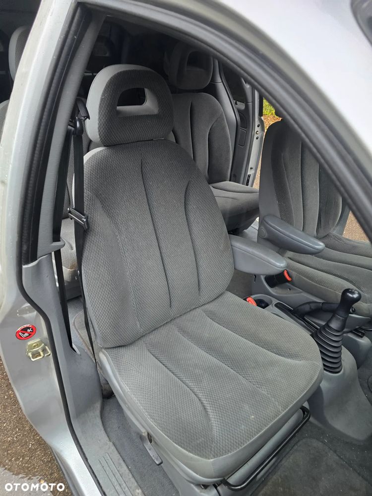 Chrysler Voyager 2.4 SE - 21