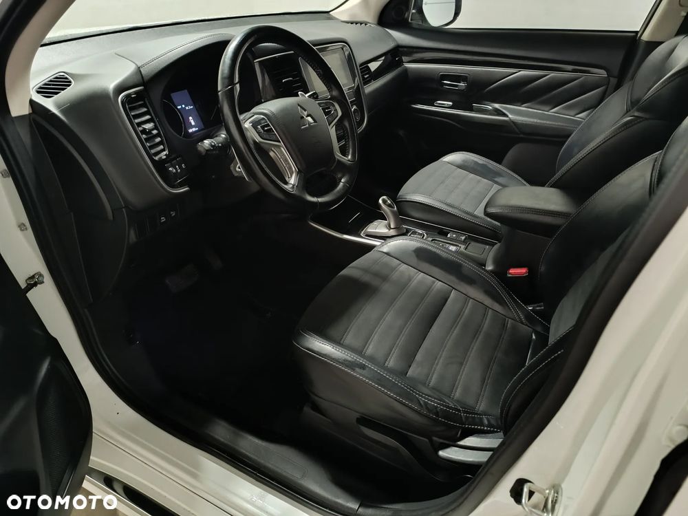 Mitsubishi Outlander 2.4 4WD Diamant+ - 30