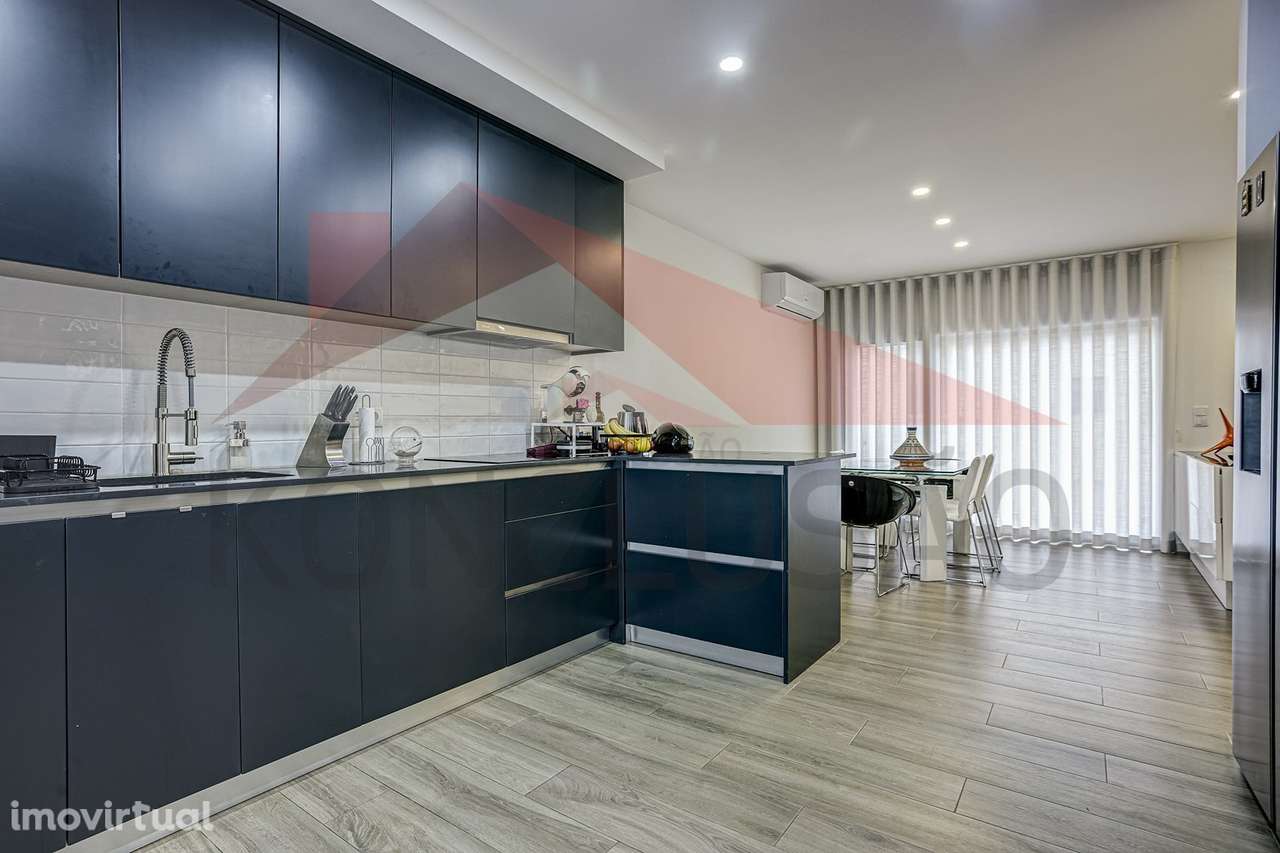 Moradia T4 de arquitetura moderna, estado de nova. - Grande imagem: 2/45