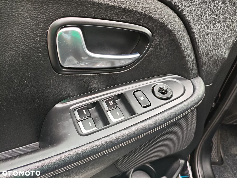 Kia Carens 1.6 GDI L - 23
