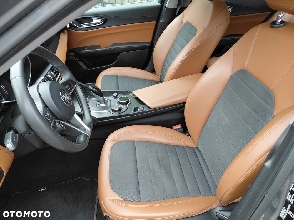 Alfa Romeo Giulia 2.2 AT8 Executive - 21