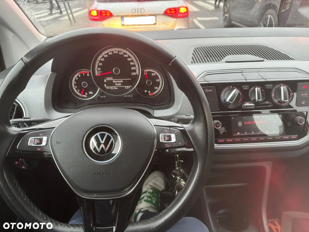 Volkswagen up! Active - 9