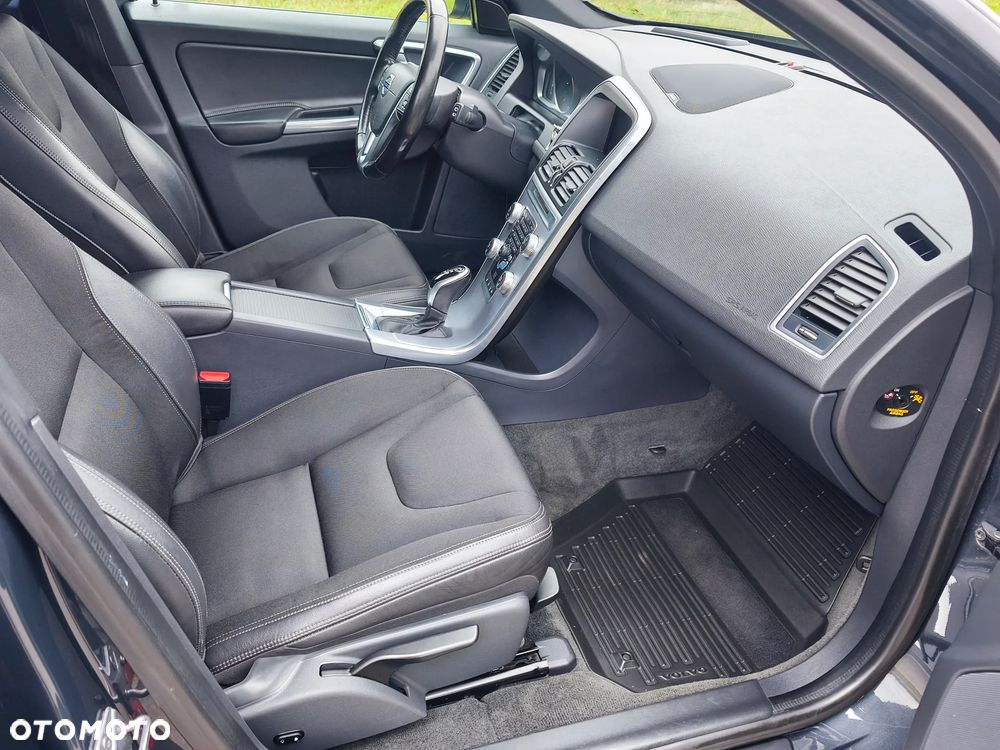 Volvo XC 60 D4 Momentum Pro - 22