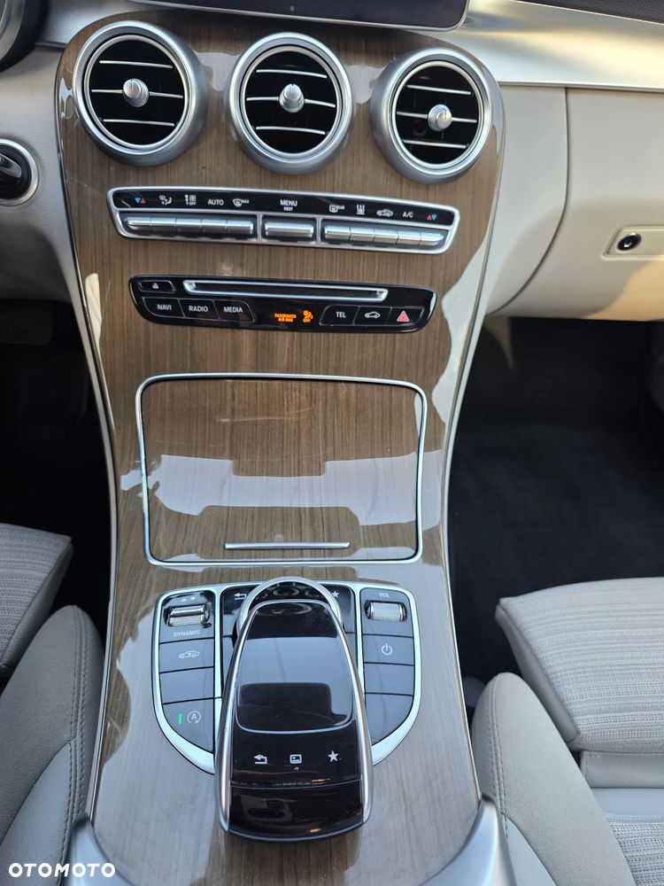 Mercedes-Benz Klasa C 200 7G-TRONIC Exclusive - 31