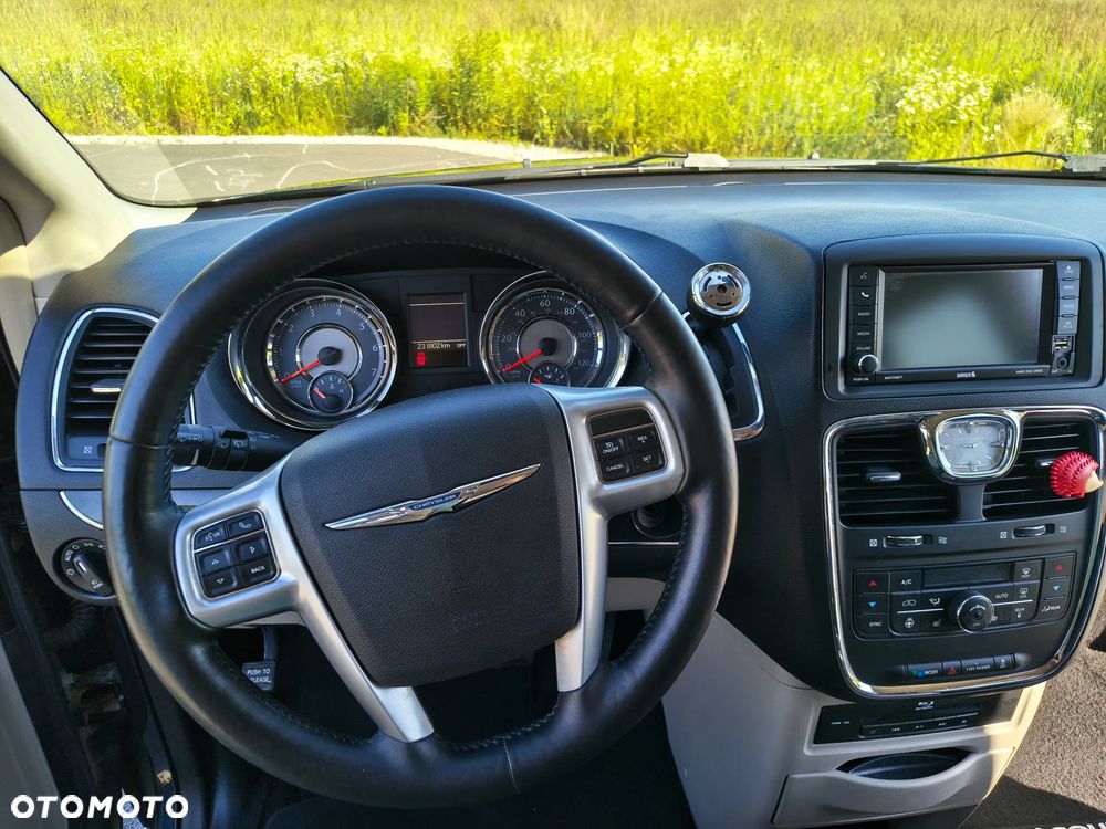 Chrysler Town & Country 3.6 Limited - 11