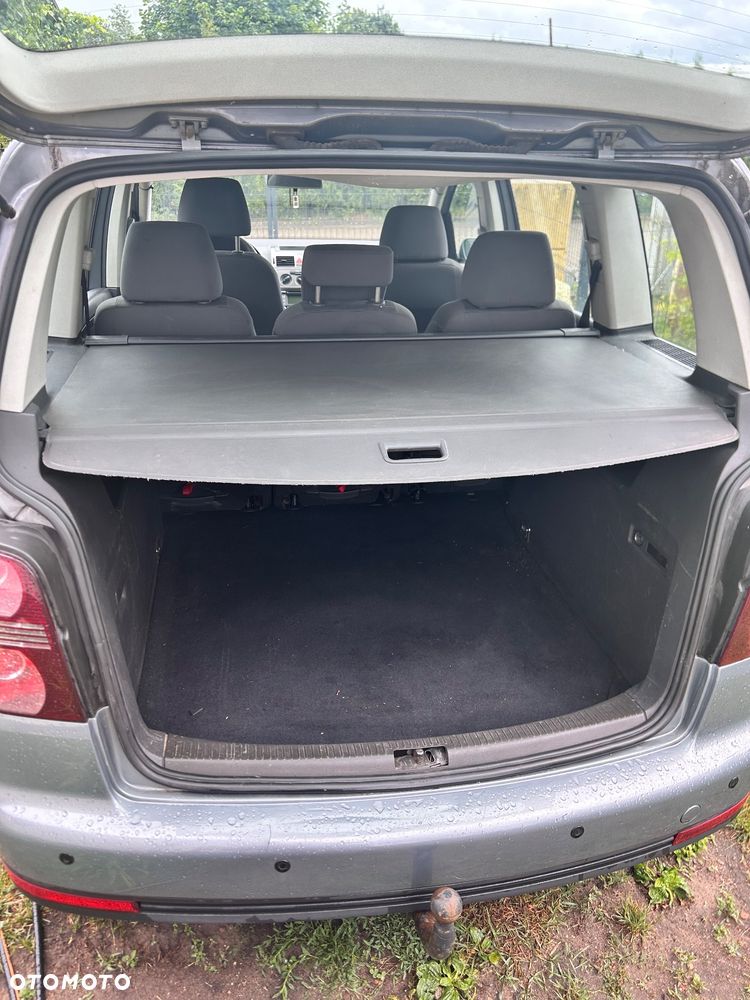 Volkswagen Touran 1.9 TDI Conceptline - 9