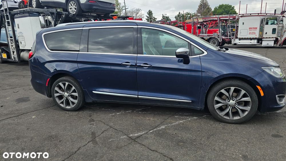 Chrysler Pacifica - 16