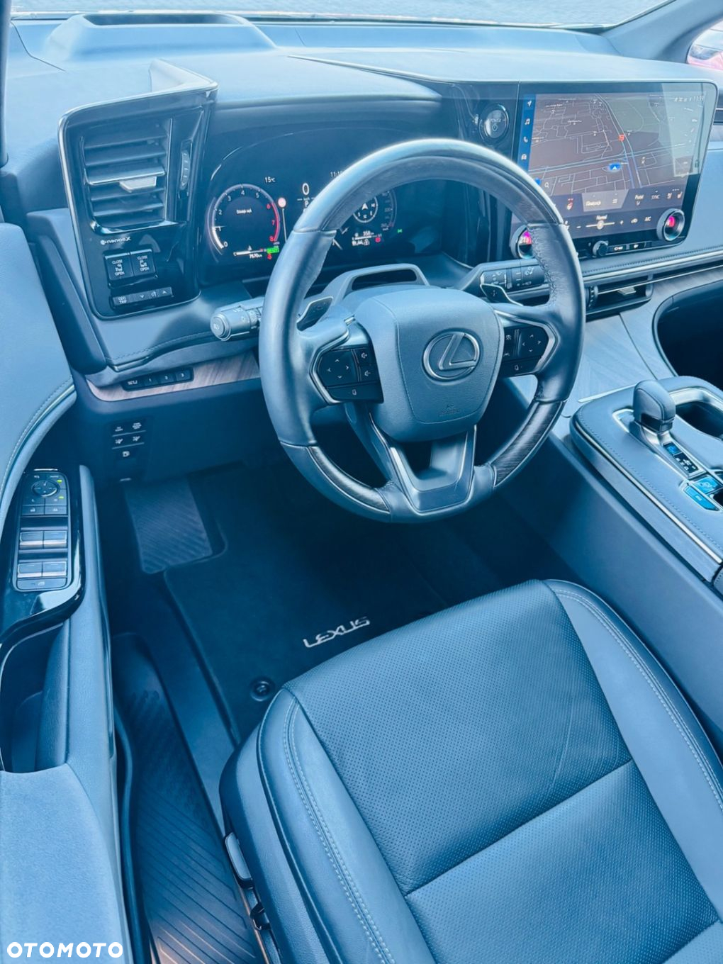 Lexus LM - 12
