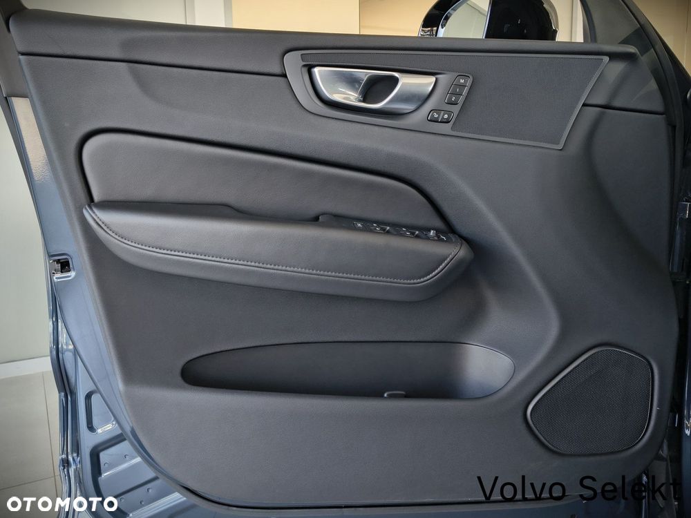 Volvo XC 60 B4 D Plus Dark - 12