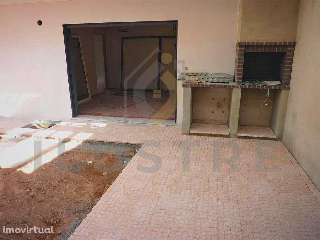 Moradia isolada com áreas generosas e piscina nos Foros da Amora - Grande imagem: 2/30