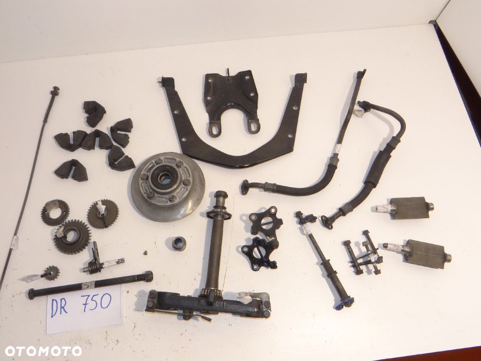 DR 750 BIG zębatka skrzyni biegów silnika zabierak koła gumy zabieraka blacha mocowanie półka dolna