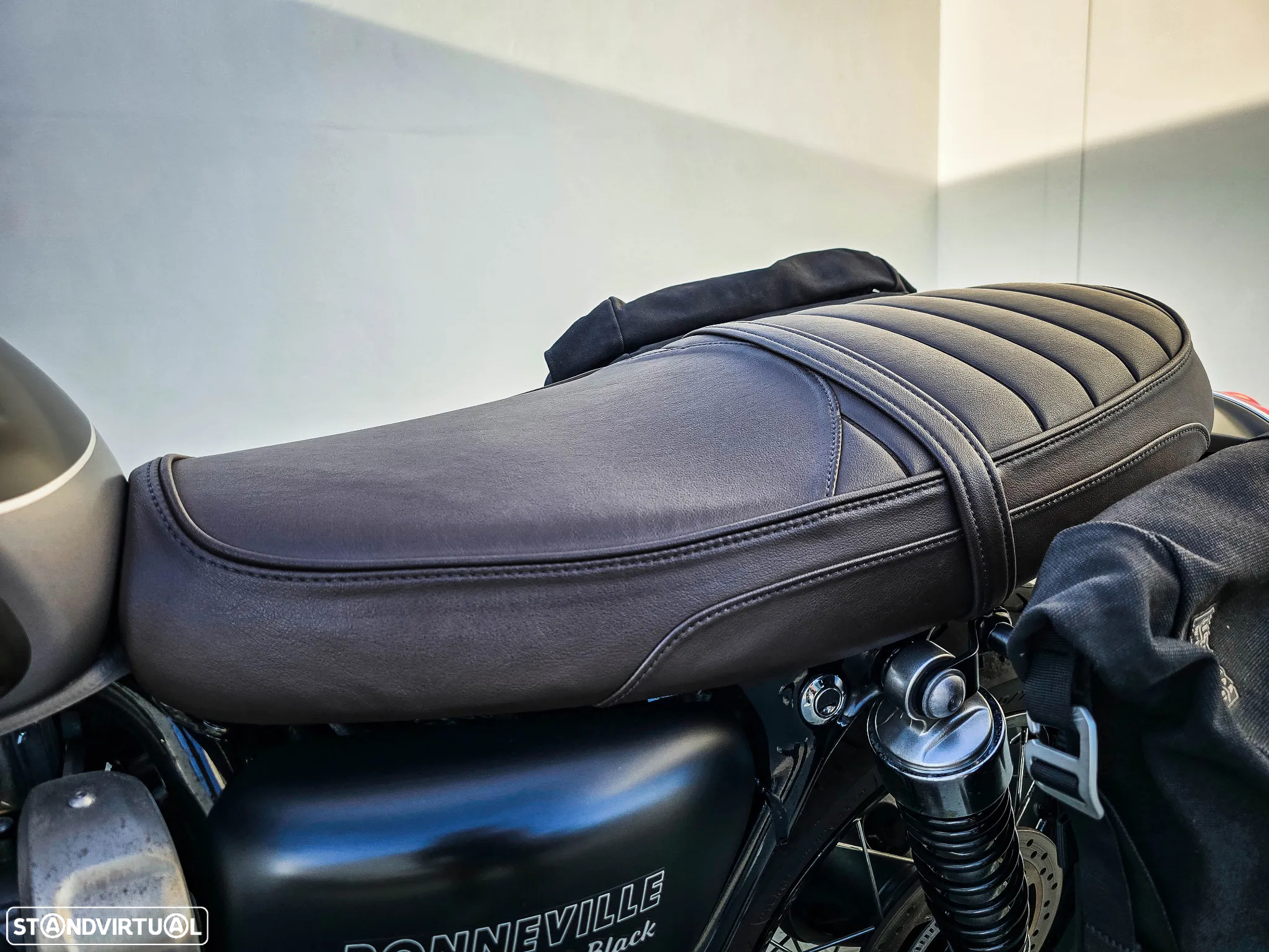 Triumph Bonneville T120 Black - 16