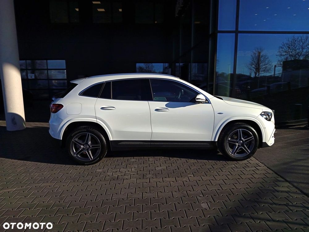 Mercedes-Benz GLA - 4
