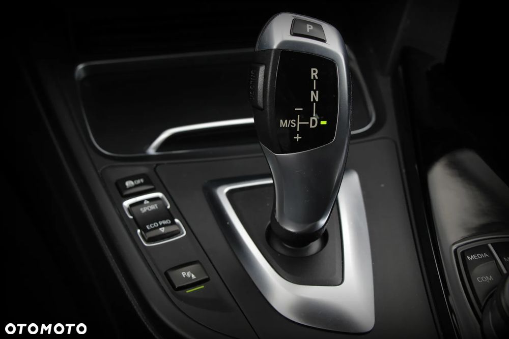 BMW Seria 3 330i xDrive Sport Line Sport - 40