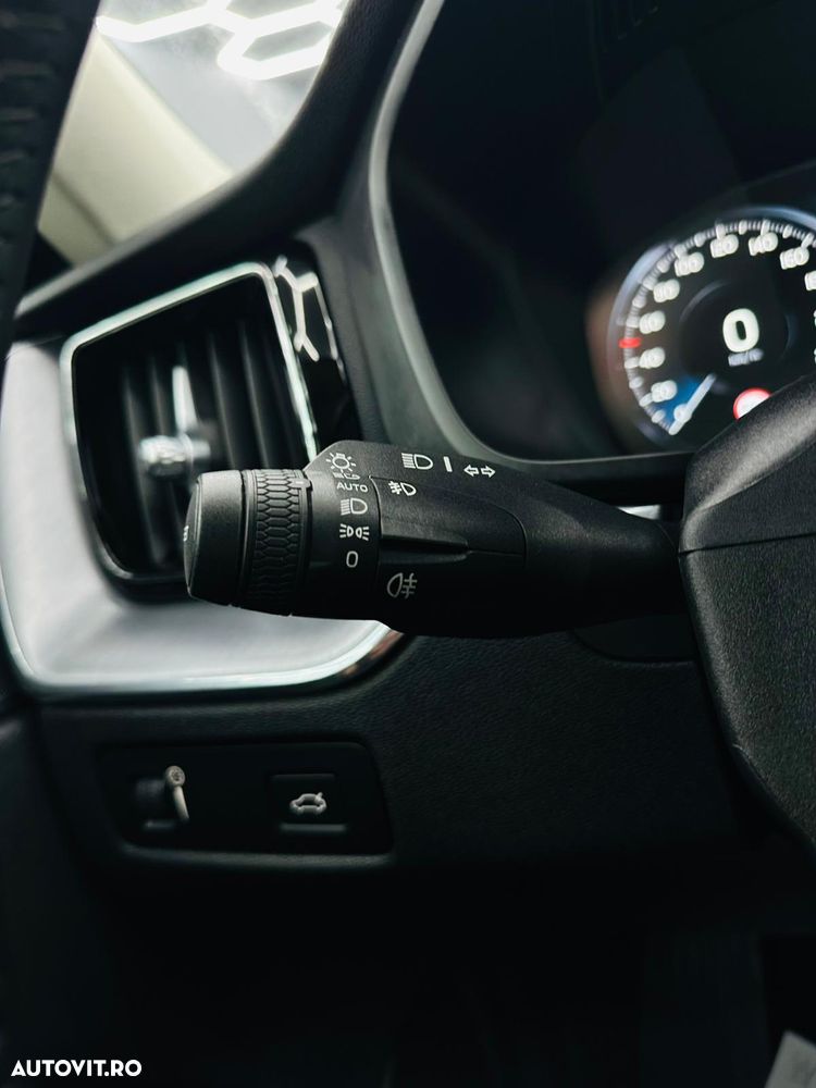 Volvo XC 60 B4 MHEV AT8 FWD Momentum Pro - 29