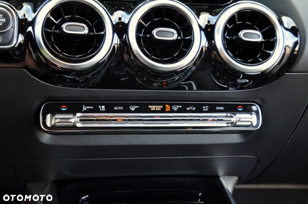 Mercedes-Benz GLA - 33