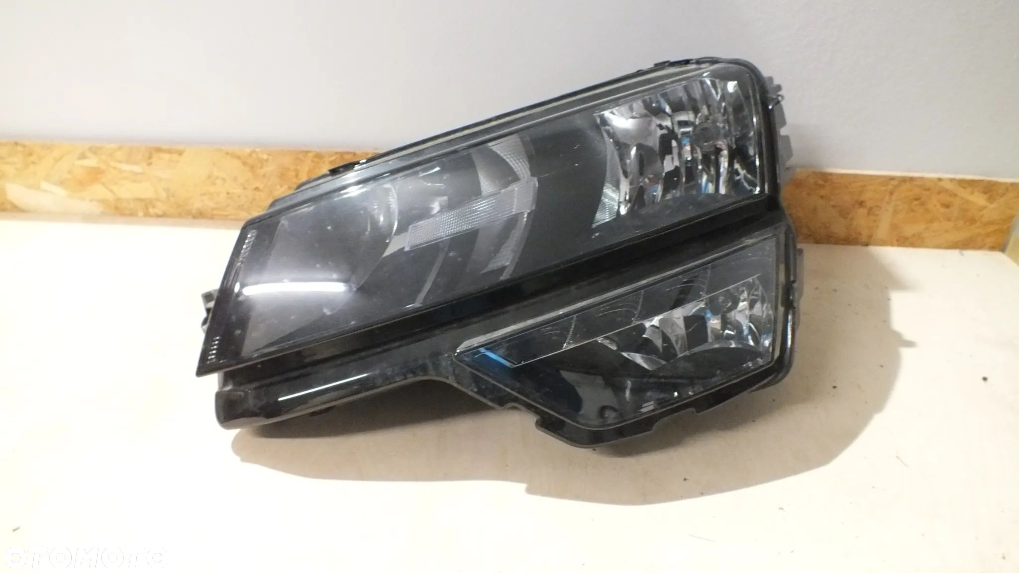 Lampa przednia lewa Skoda Karoq zwykła - 1