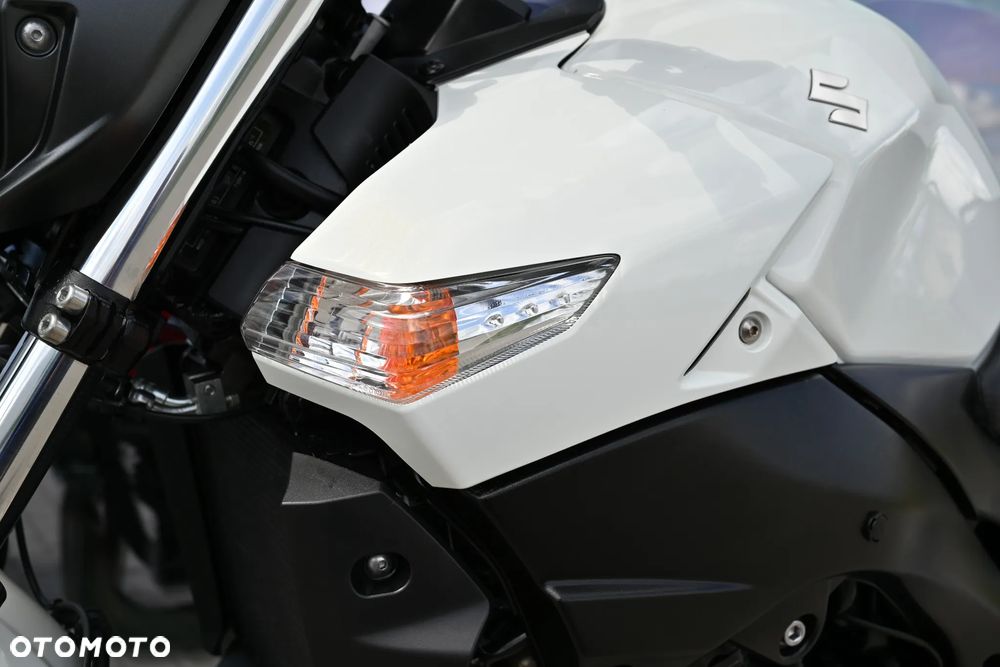 Suzuki GSR - 21
