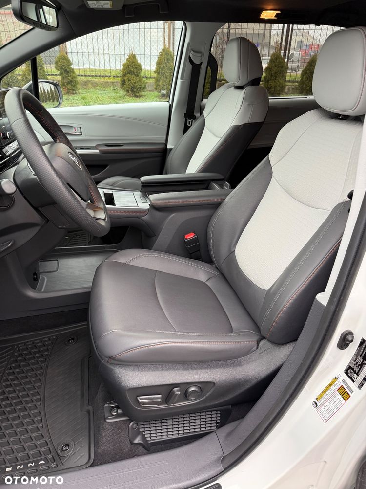 Toyota Sienna - 16