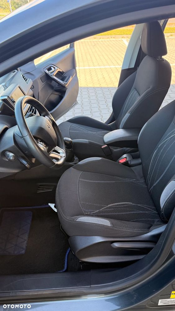 Peugeot 208 - 8