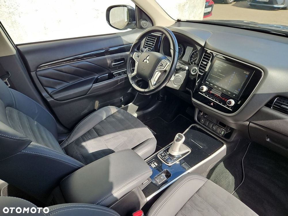 Mitsubishi Outlander - 12