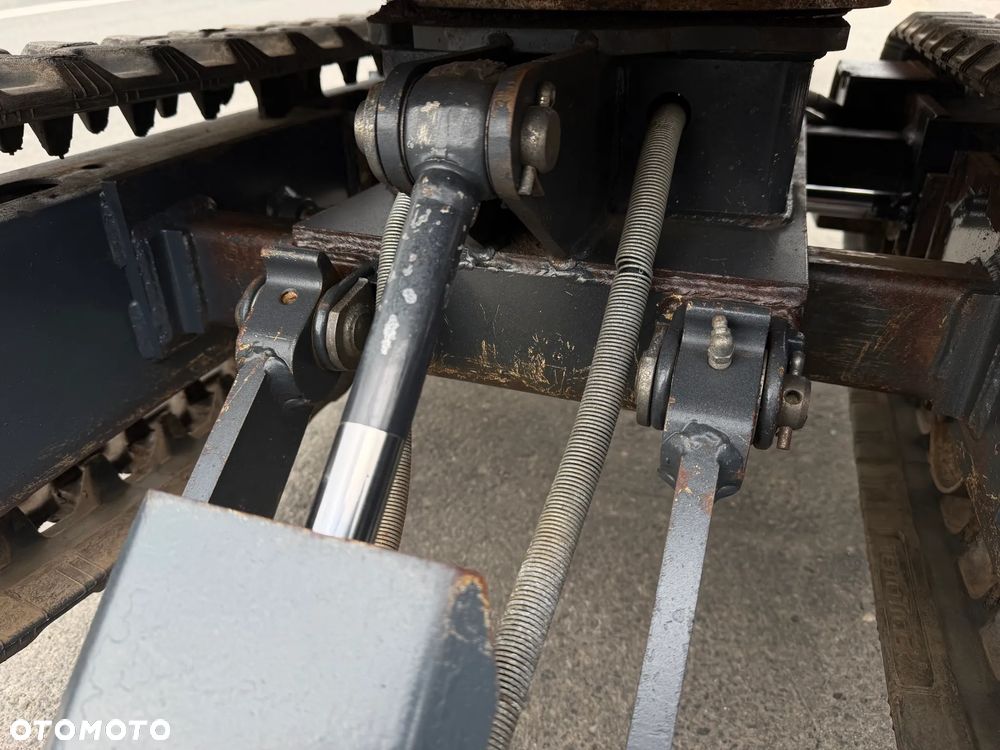 Yanmar SV08-1AS Japońska Minikoparka Gąsienicowa. Koparka 1,1 tony. Maszyna jak Nowa. 2017rok. Pochodzi z Norweskiego Gospodarstwa Ogrodniczego! 2 Rozsuwane Podwozie. Dokumentacja. Dodatkowe sekscje Hydrauliczne na młot lub wiertnice. Ani deka luzów czy wycieków. Szybkozłącze. Skrętne ramię. OKAZJA Zadbana Maszyna! Bardzo oszczędny silnik Yanmar. Mocne pompy Hydrauliczne!! 851mtg. Ani deka luzów czy wycieków, Aktualna Dekra. Po serwisach! - 31