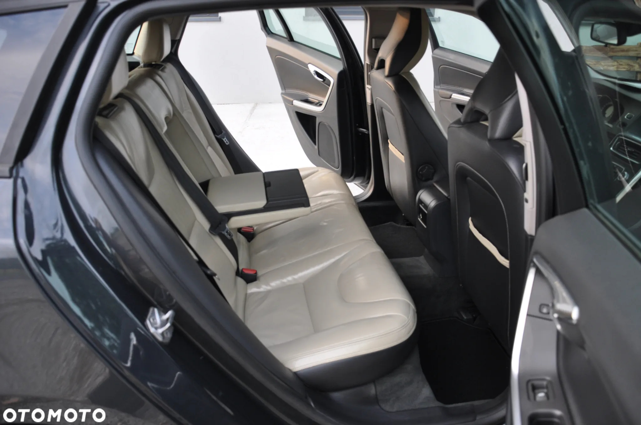 Volvo V60 D4 Drive-E R-Design Summum - 31