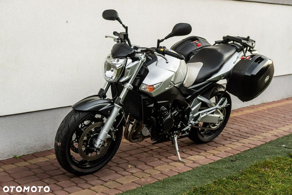 Suzuki GSR - 4