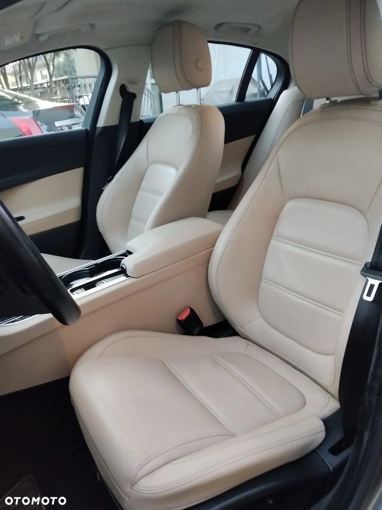 Jaguar XE 2.0 T Prestige - 4