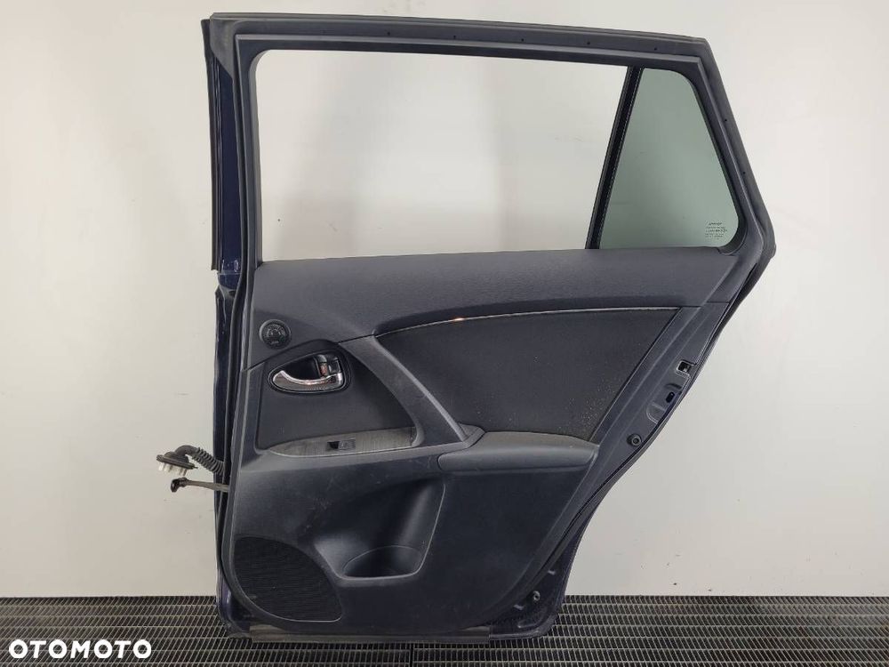 DRZWI TYŁ TYLNE PRAWE KOMPLETNE TOYOTA AVENSIS T27 KOMBI 8S6 - 13
