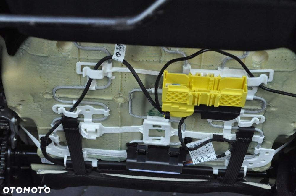 BMW F46 GRAN TOURER FOTELE KANAPA SKÓRA UK - 3