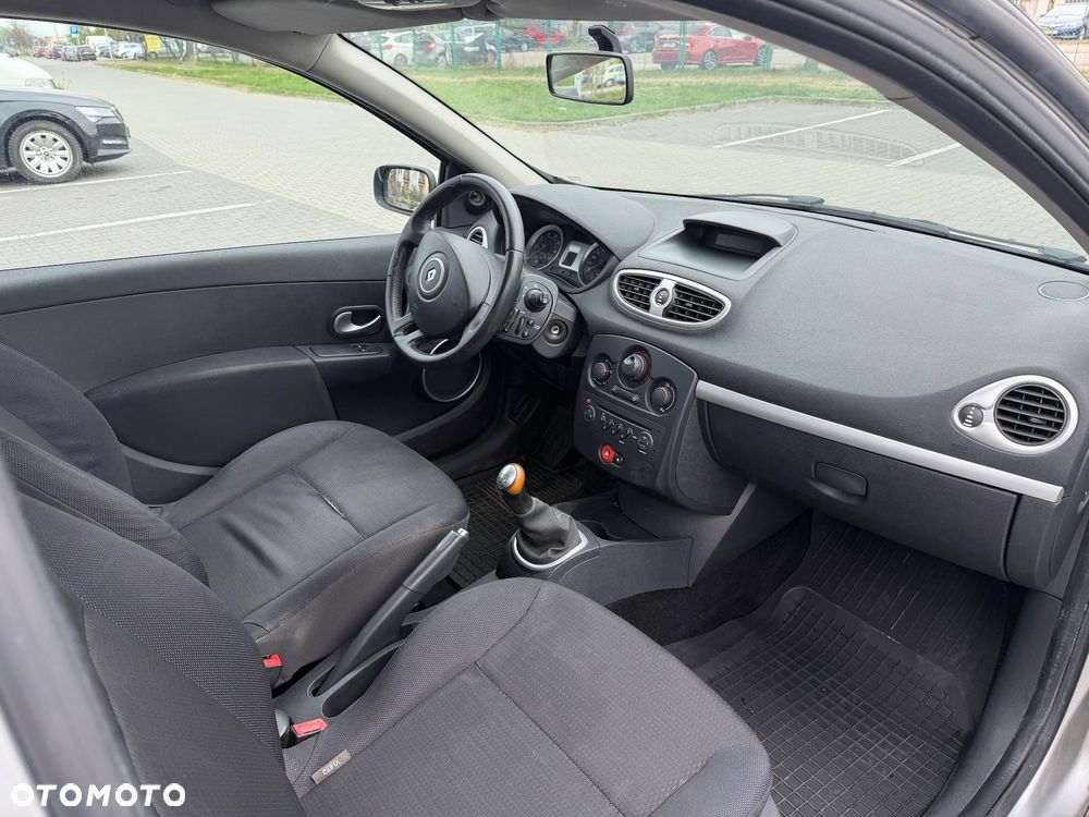 Renault Clio 1.2 16V 75 Expression - 10