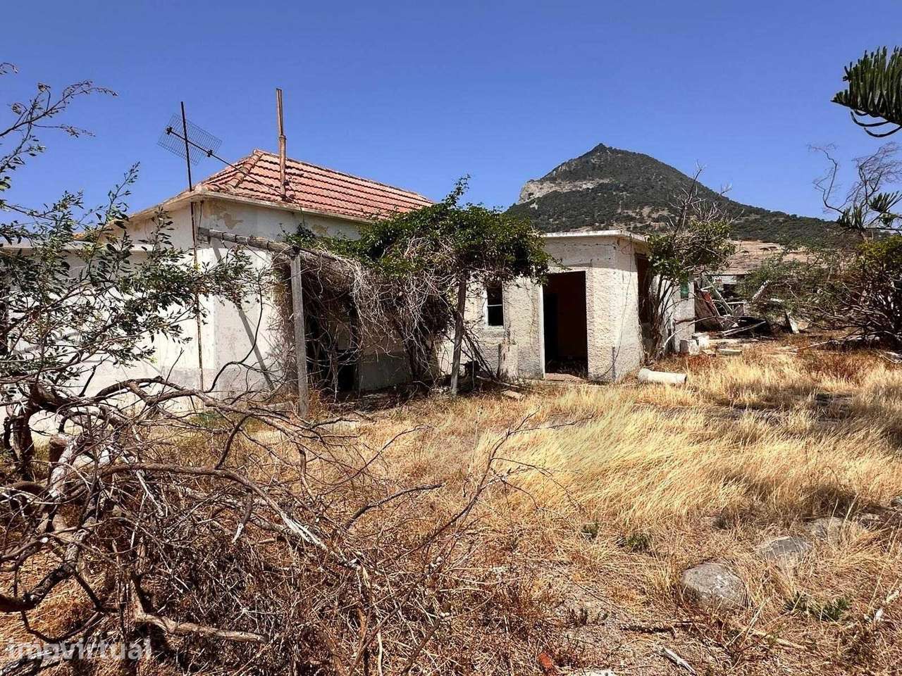 CASA EM RUÍNA COM MUITO POTENCIAL INSERIDA  NUM TERRENO 14.920m2 EM PO - Grande imagem: 4/35